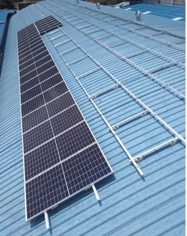 Casa con paneles en techo