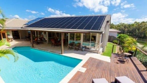 Casa moderna con paneles solares y pileta